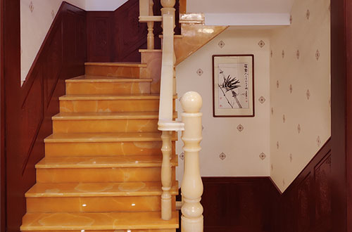 福泉中式别墅室内汉白玉石楼梯的定制安装装饰效果